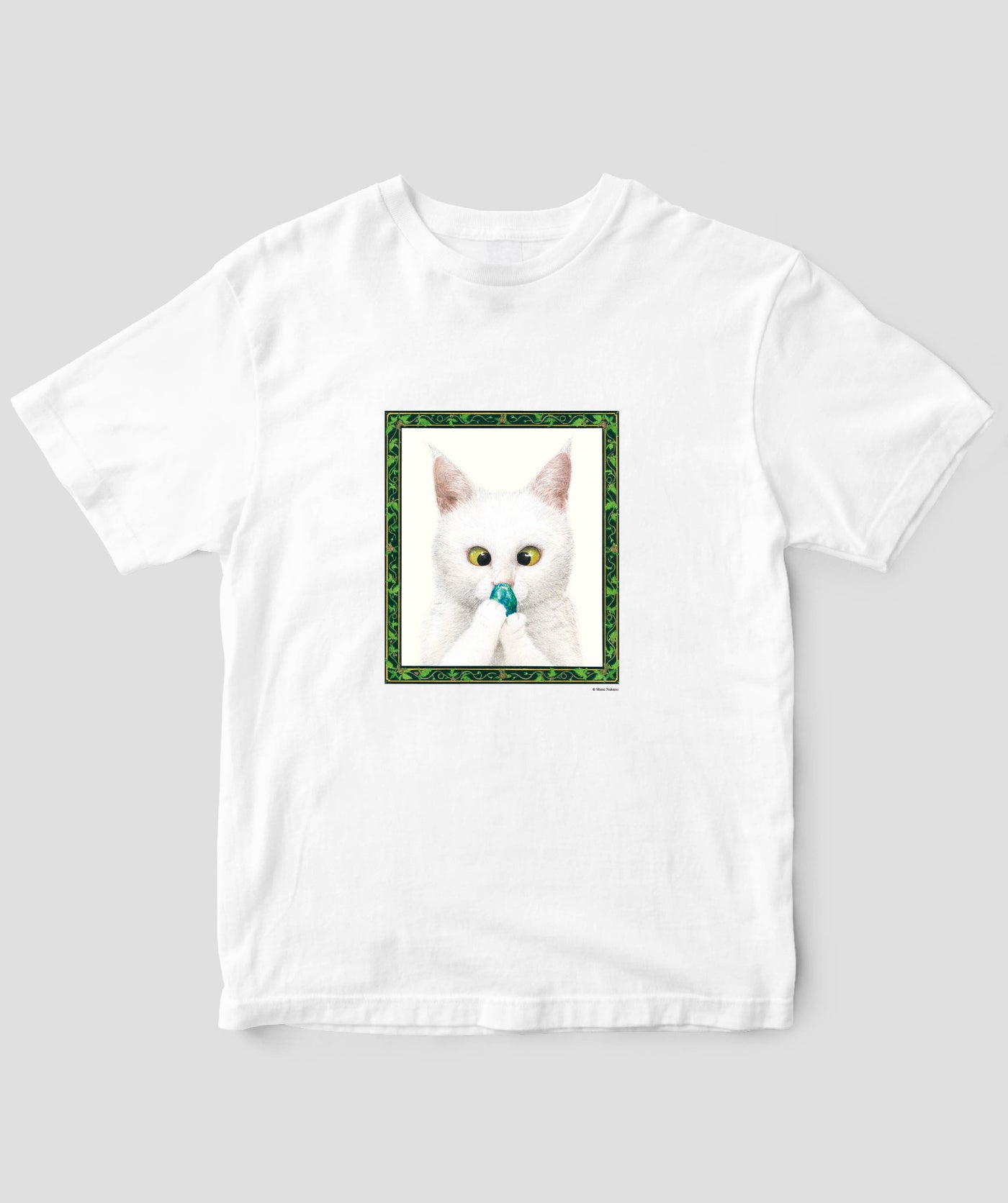 なかの真実『みどりのがけのふるいいえ』猫と不思議な石Tシャツ / 世界文化社
