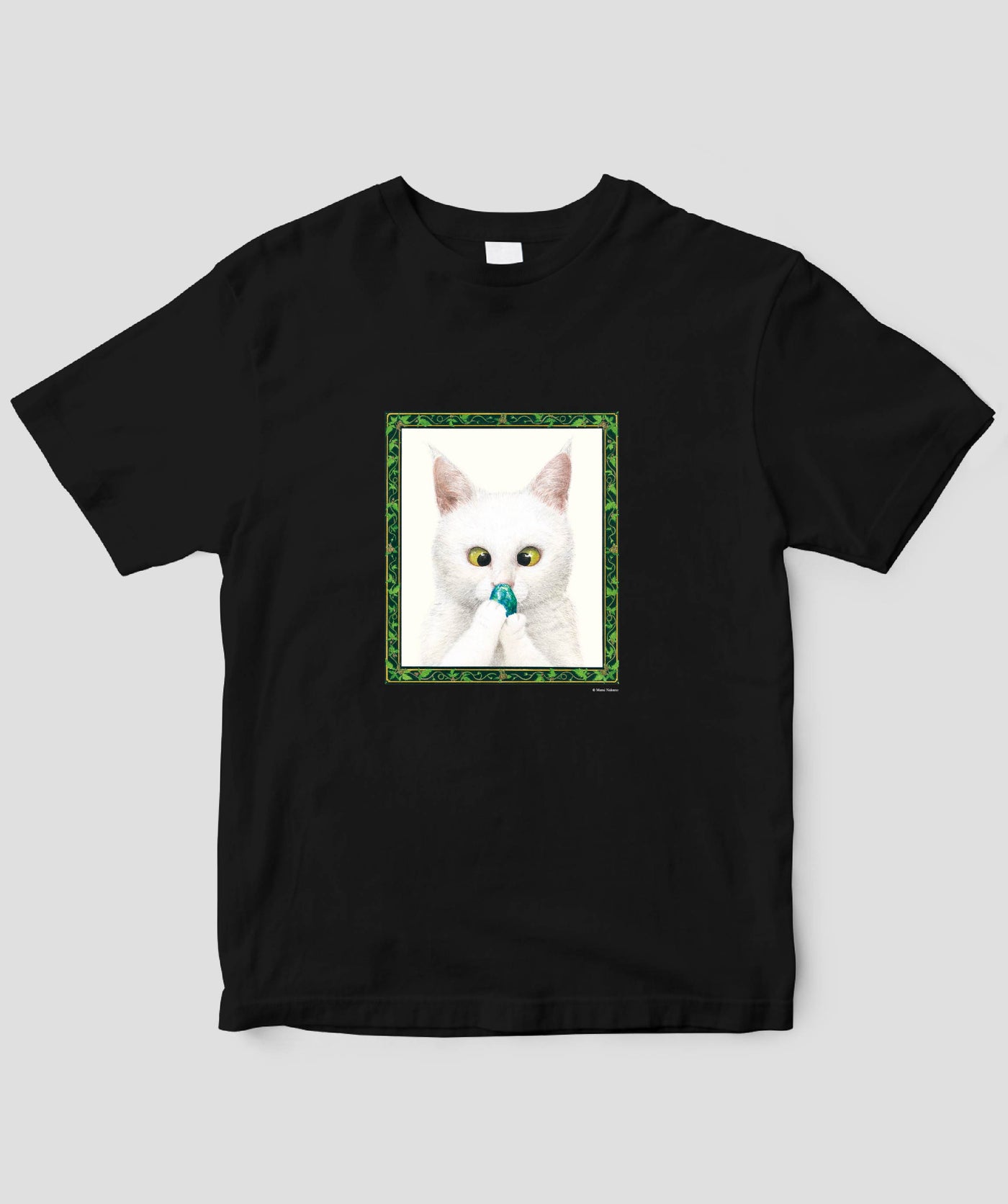 なかの真実『みどりのがけのふるいいえ』猫と不思議な石Tシャツ / 世界文化社